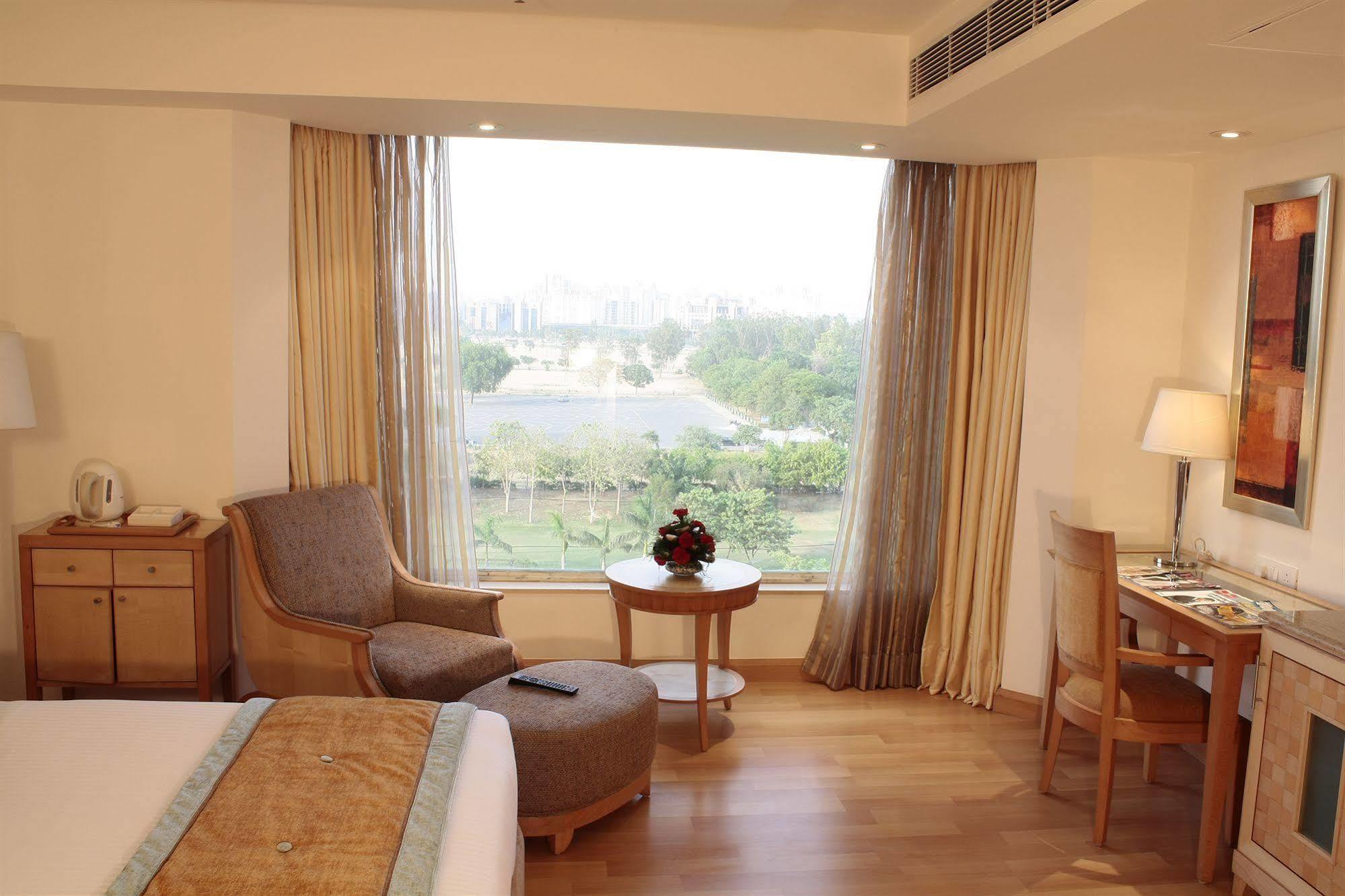 Vista Park Hotel Gurgaon Exterior photo