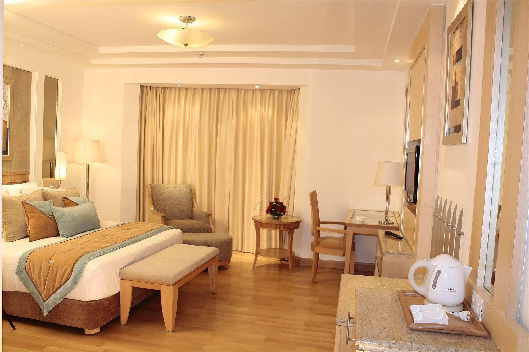 Vista Park Hotel Gurgaon Exterior photo