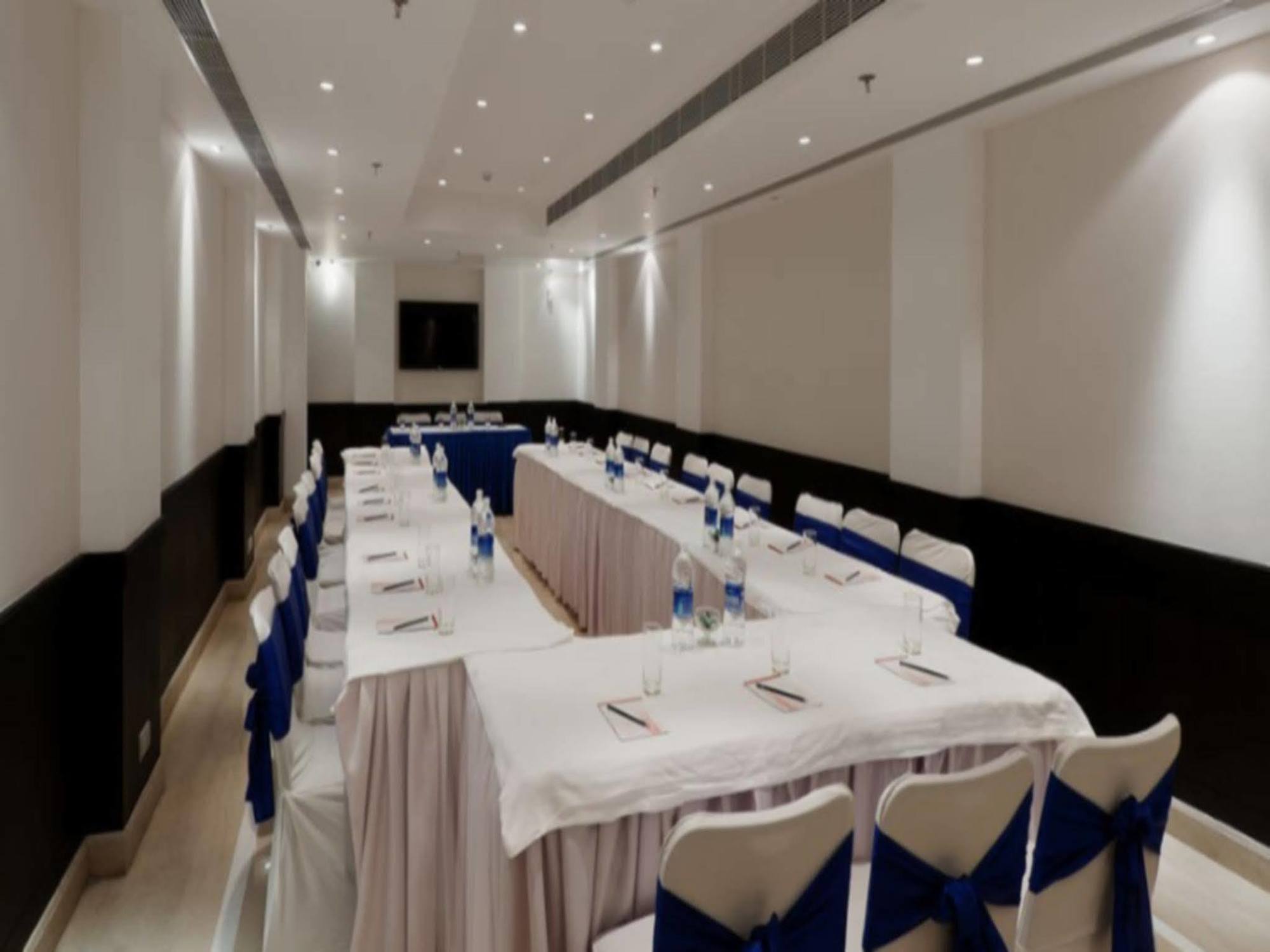 Vista Park Hotel Gurgaon Exterior photo
